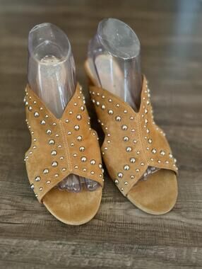 Vince Camuto Women’s Chunky Heel Suede Sandals W/Studded Accent, Size 9 Jorlyn